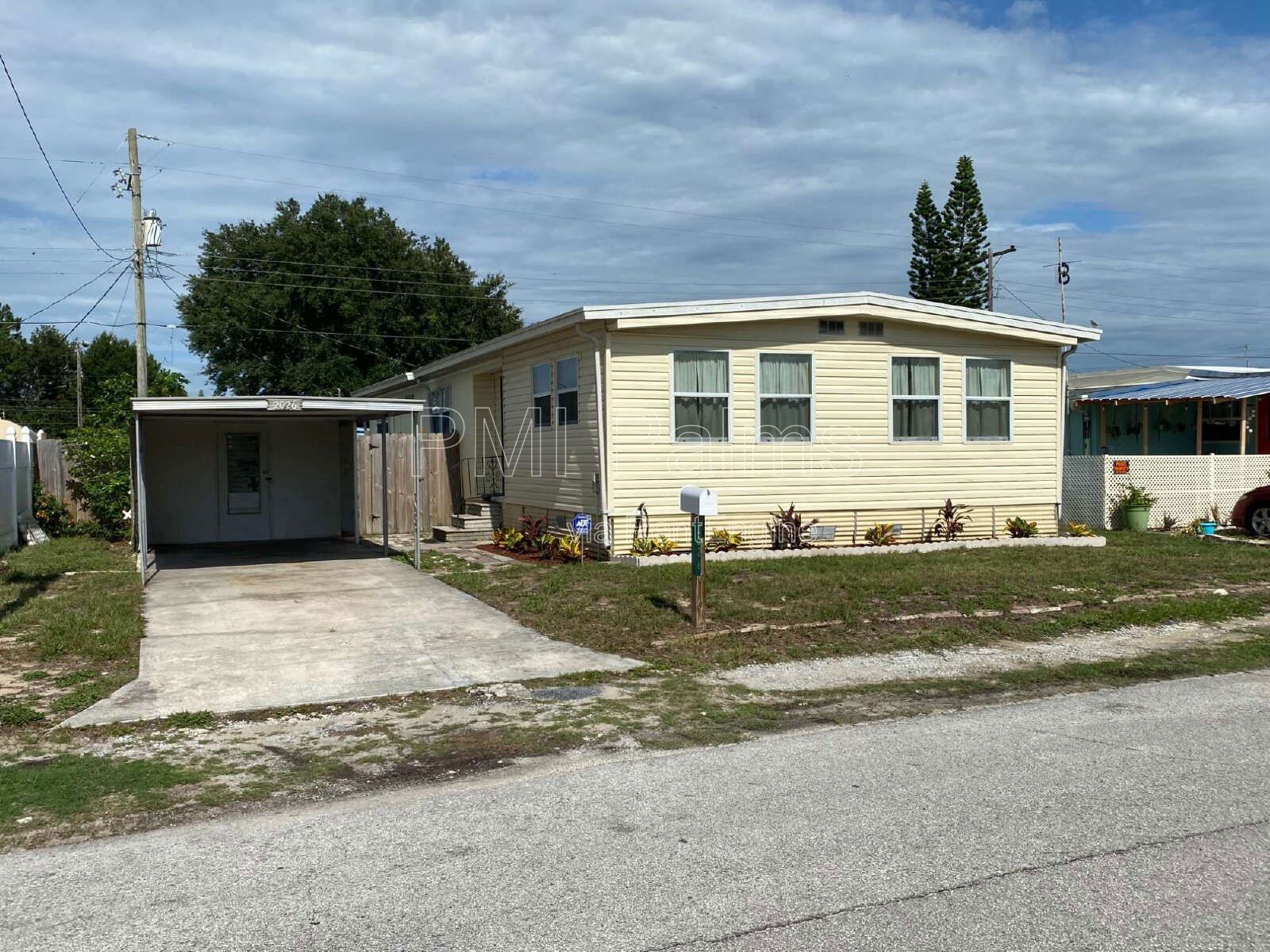 Spacious 3 bedrooms and 2 bathrooms with living room, dining room and family room! property image