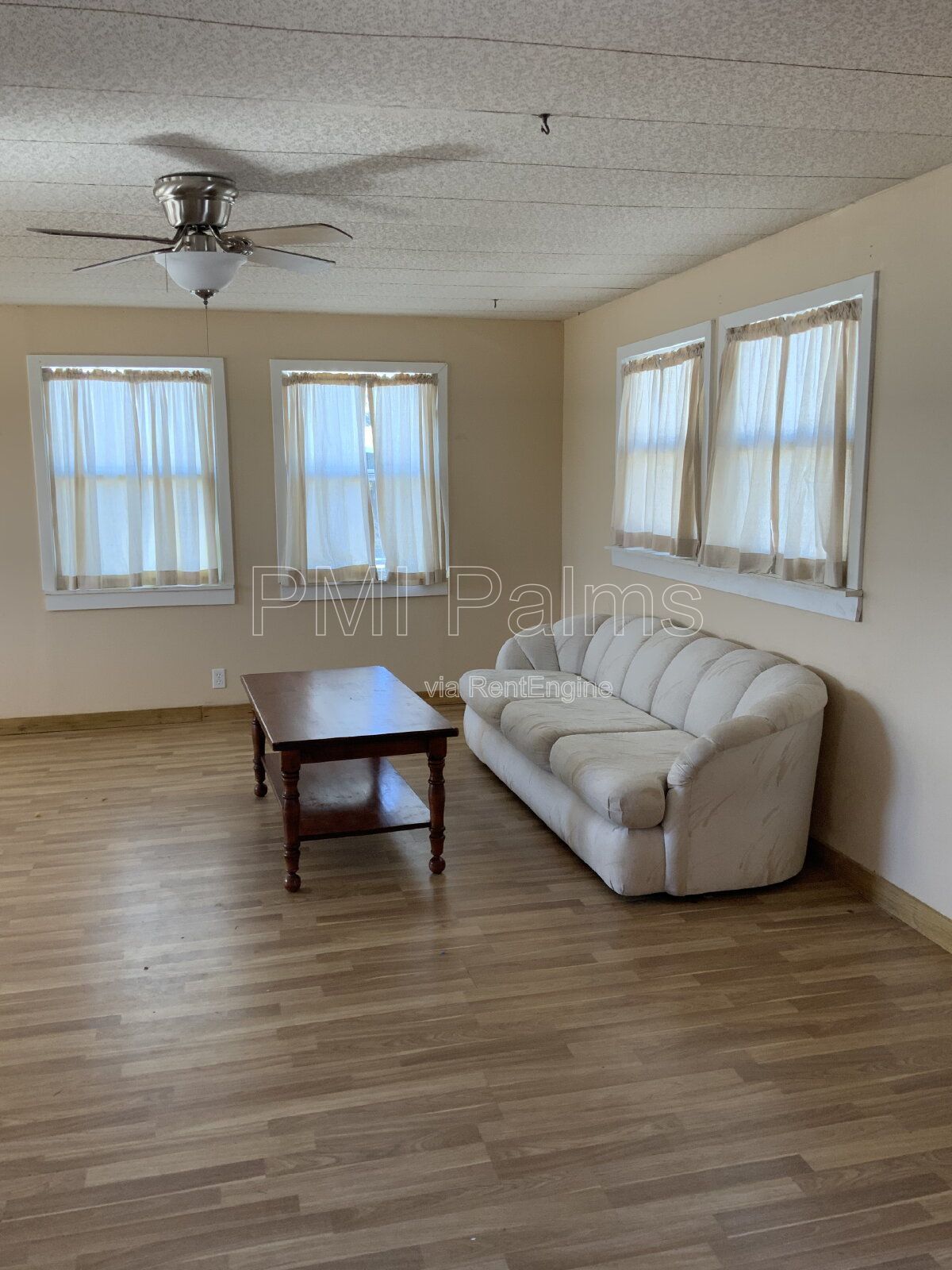 Spacious 3 bedrooms and 2 bathrooms with living room, dining room and family room! property image