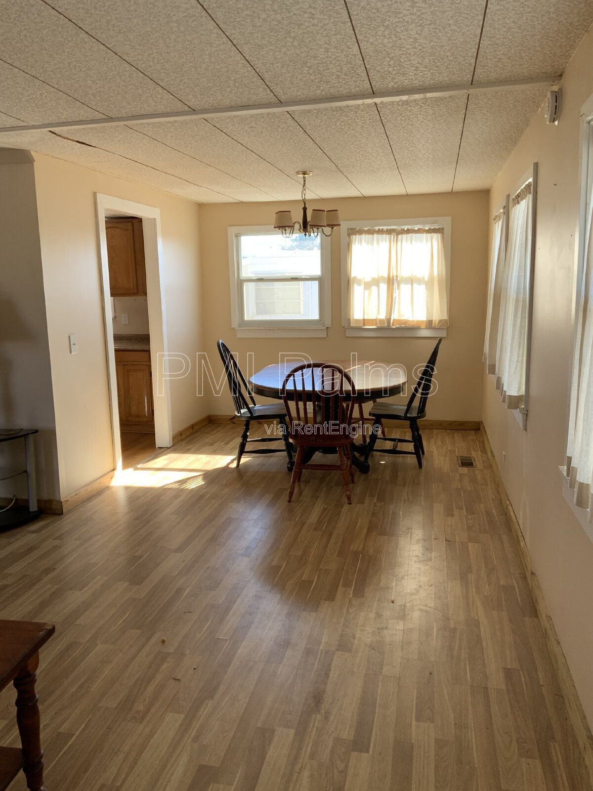 Spacious 3 bedrooms and 2 bathrooms with living room, dining room and family room! property image