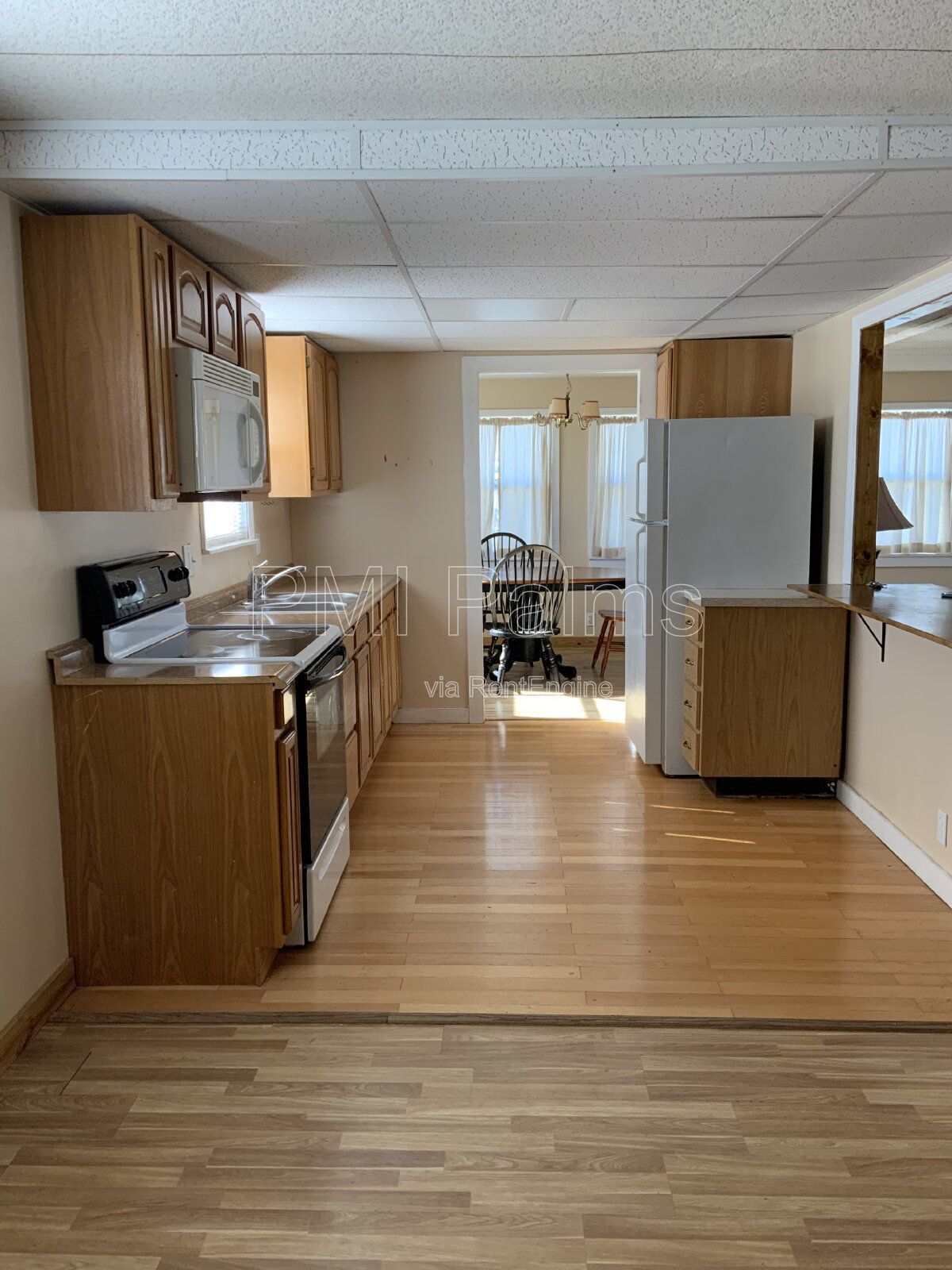 Spacious 3 bedrooms and 2 bathrooms with living room, dining room and family room! property image