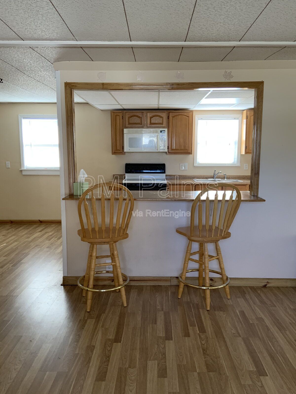 Spacious 3 bedrooms and 2 bathrooms with living room, dining room and family room! property image