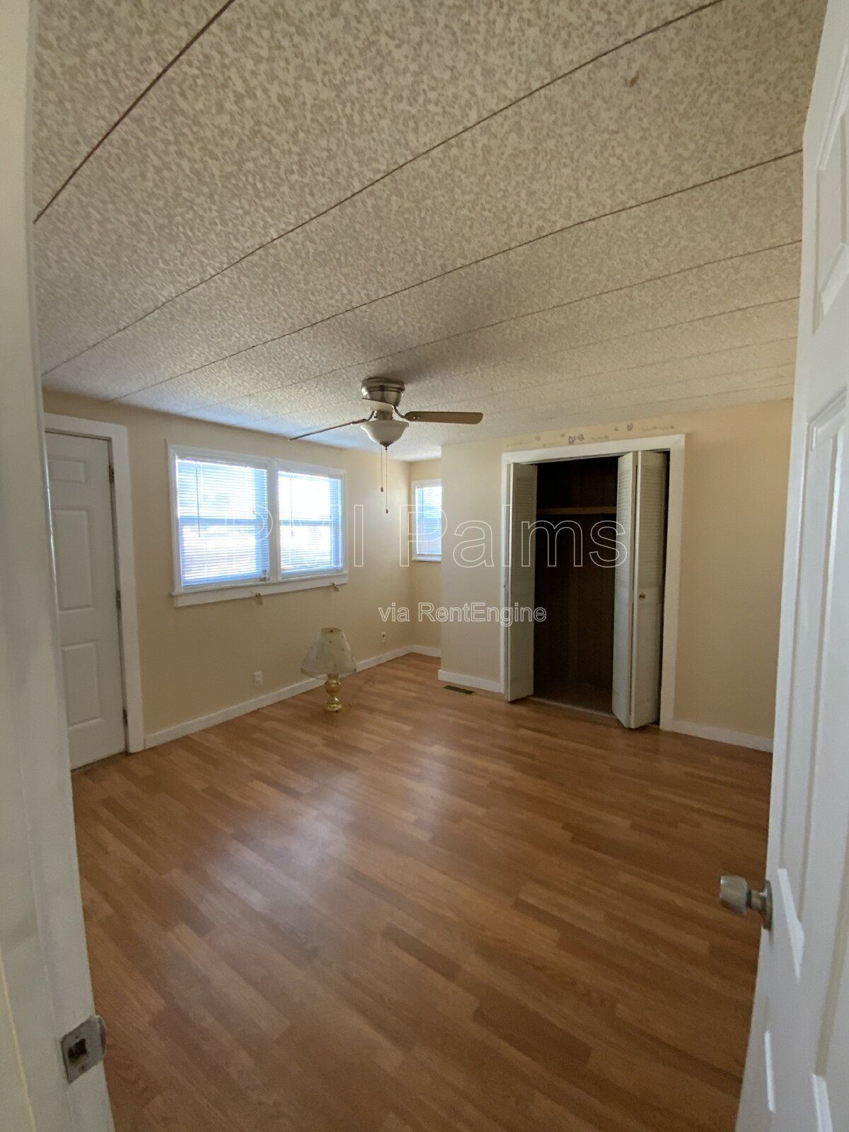 Spacious 3 bedrooms and 2 bathrooms with living room, dining room and family room! property image