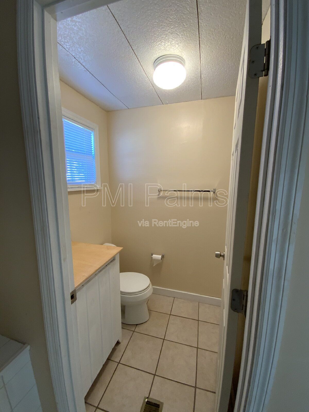 Spacious 3 bedrooms and 2 bathrooms with living room, dining room and family room! property image