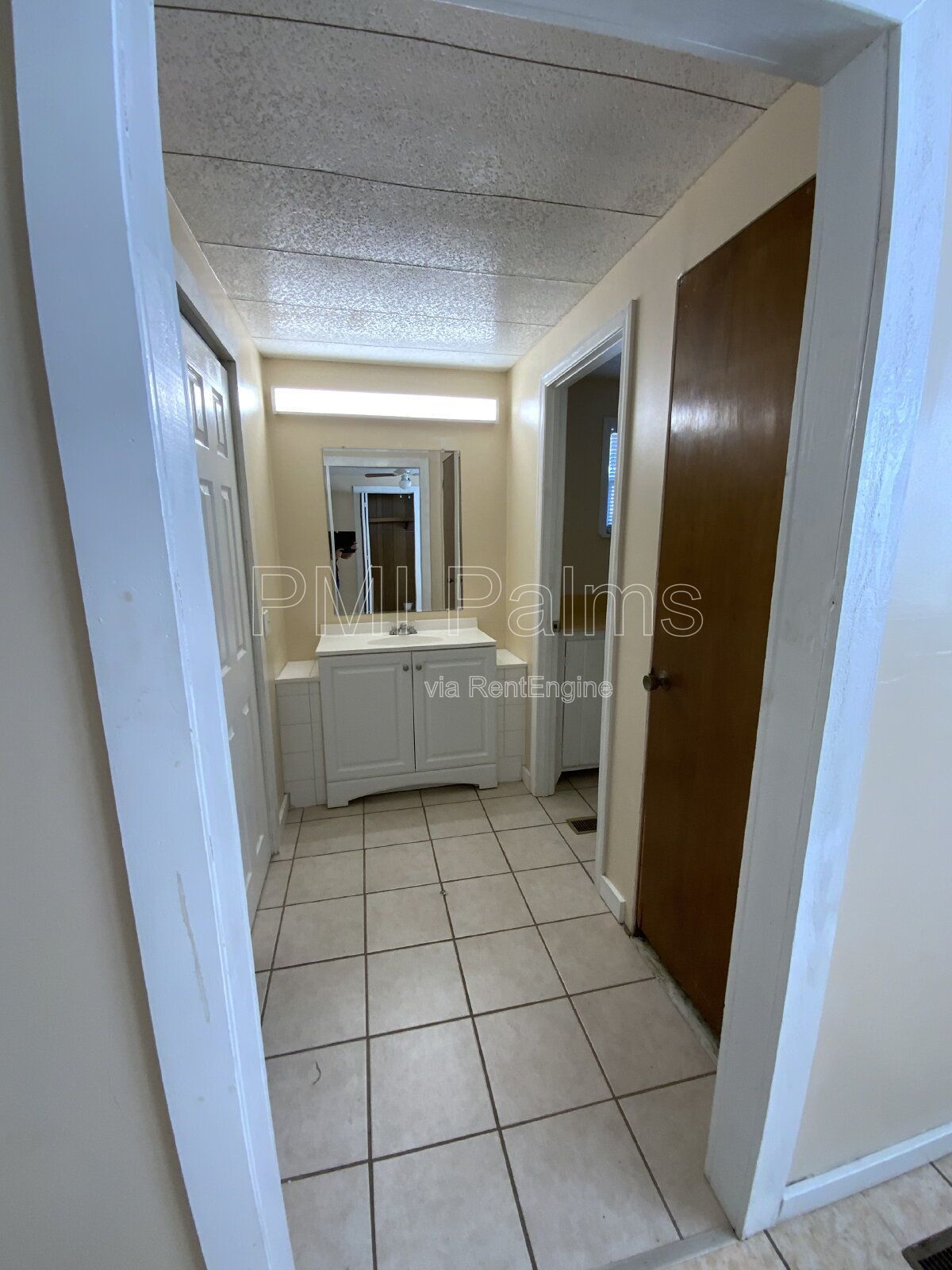 Spacious 3 bedrooms and 2 bathrooms with living room, dining room and family room! property image