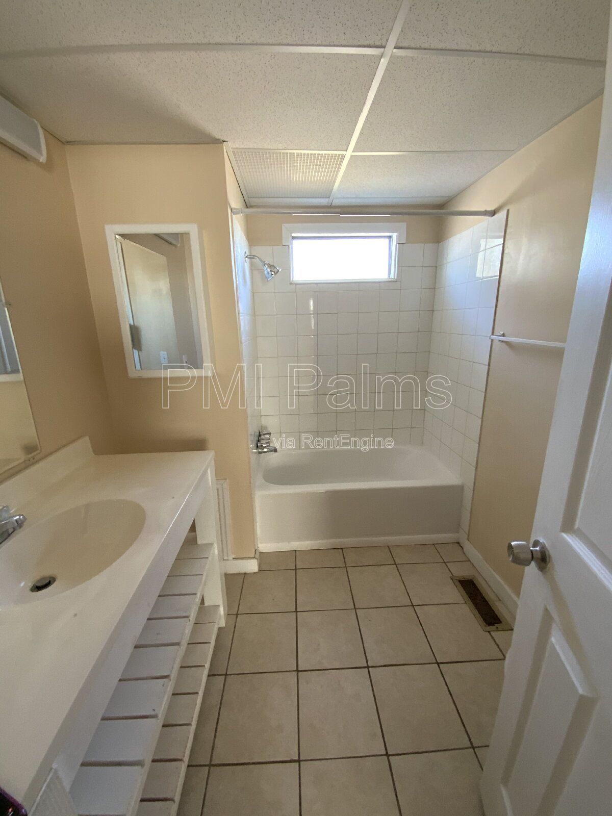 Spacious 3 bedrooms and 2 bathrooms with living room, dining room and family room! property image