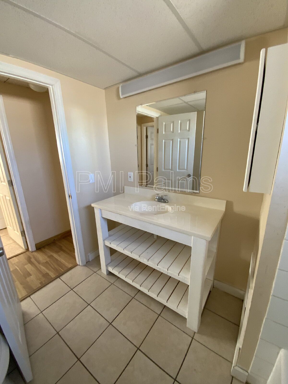 Spacious 3 bedrooms and 2 bathrooms with living room, dining room and family room! property image