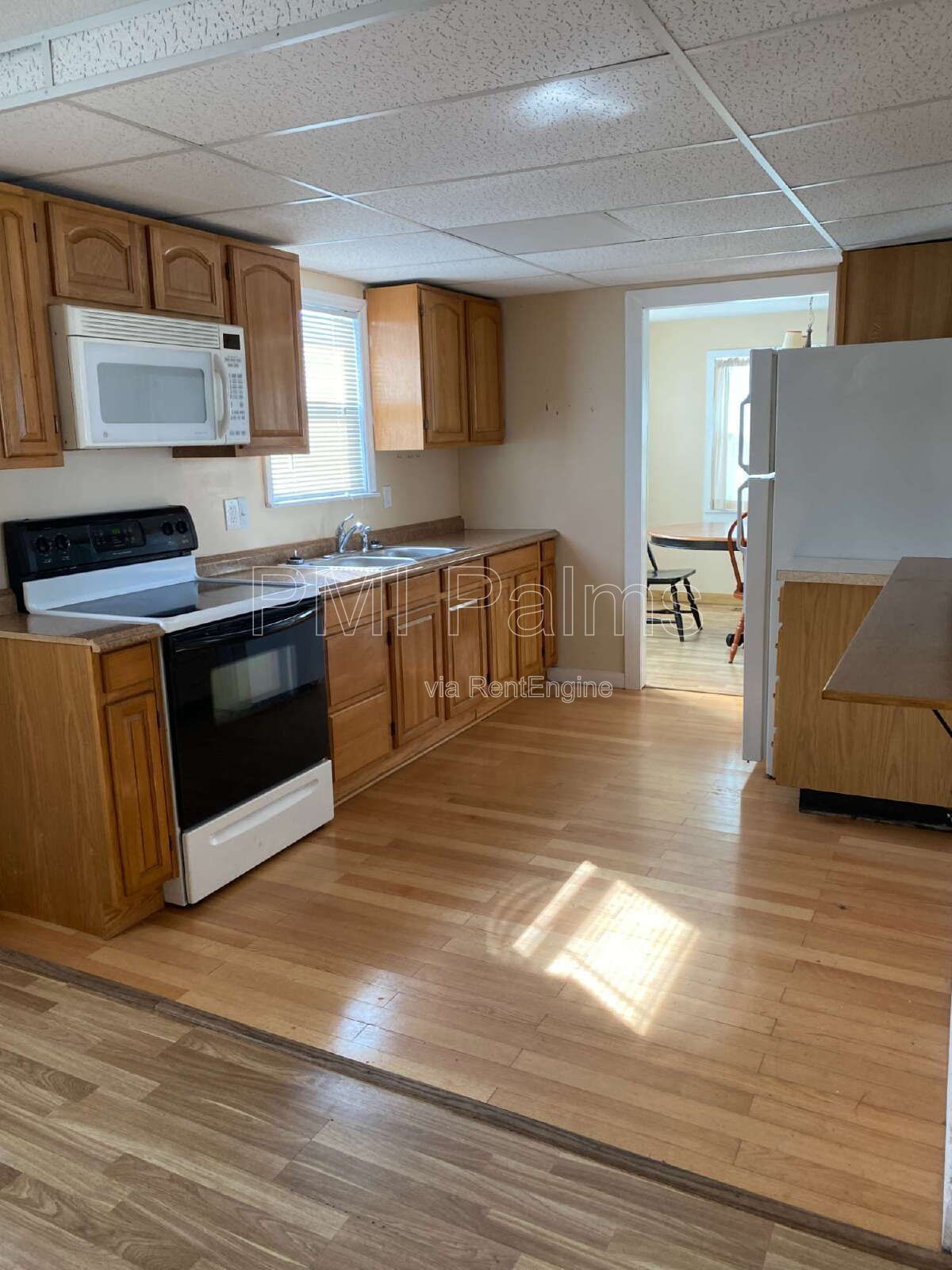 Spacious 3 bedrooms and 2 bathrooms with living room, dining room and family room! property image