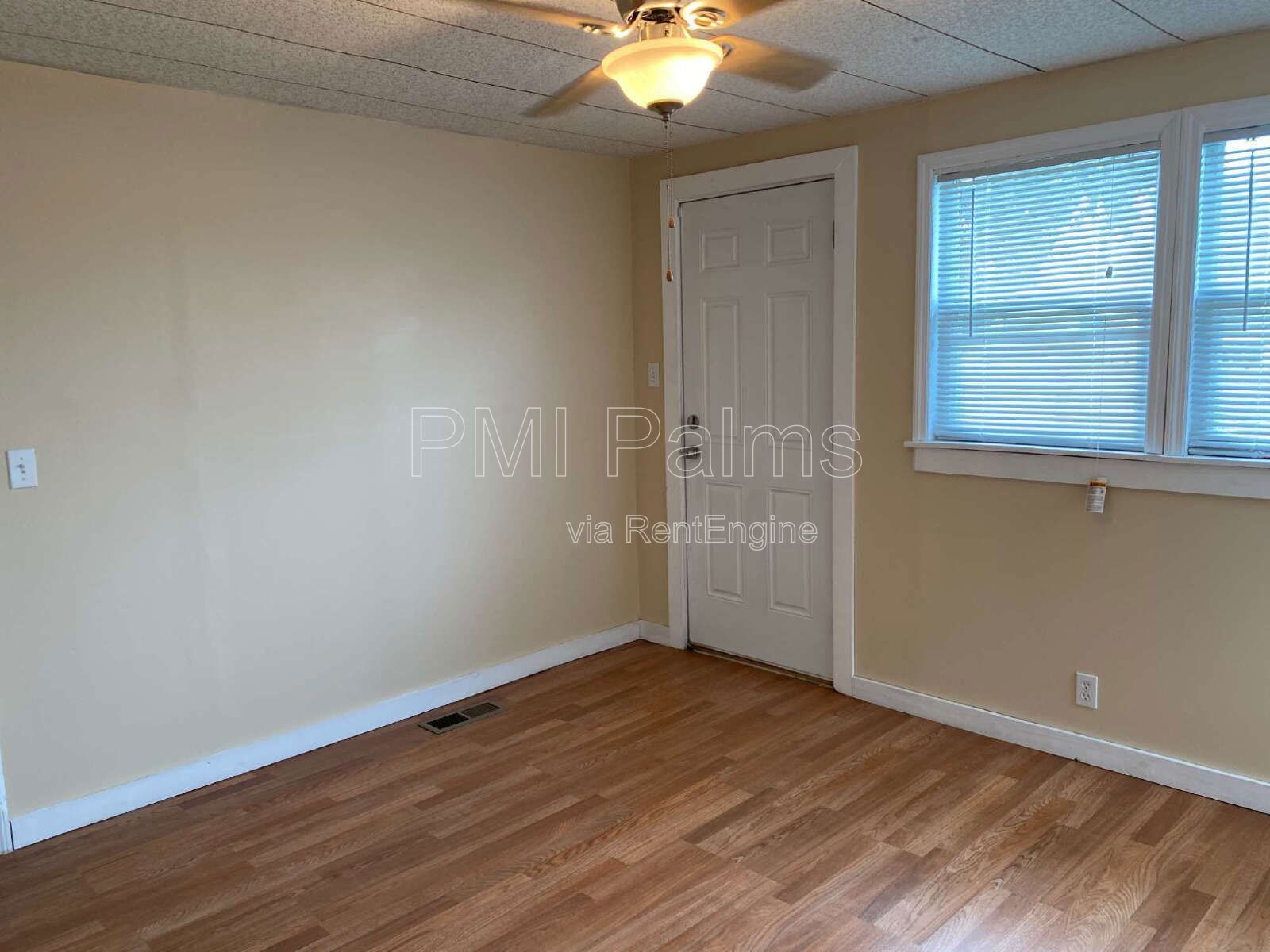 Spacious 3 bedrooms and 2 bathrooms with living room, dining room and family room! property image
