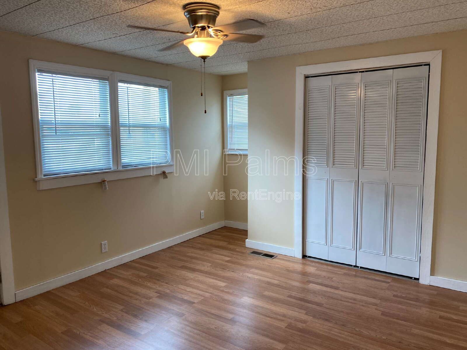 Spacious 3 bedrooms and 2 bathrooms with living room, dining room and family room! property image