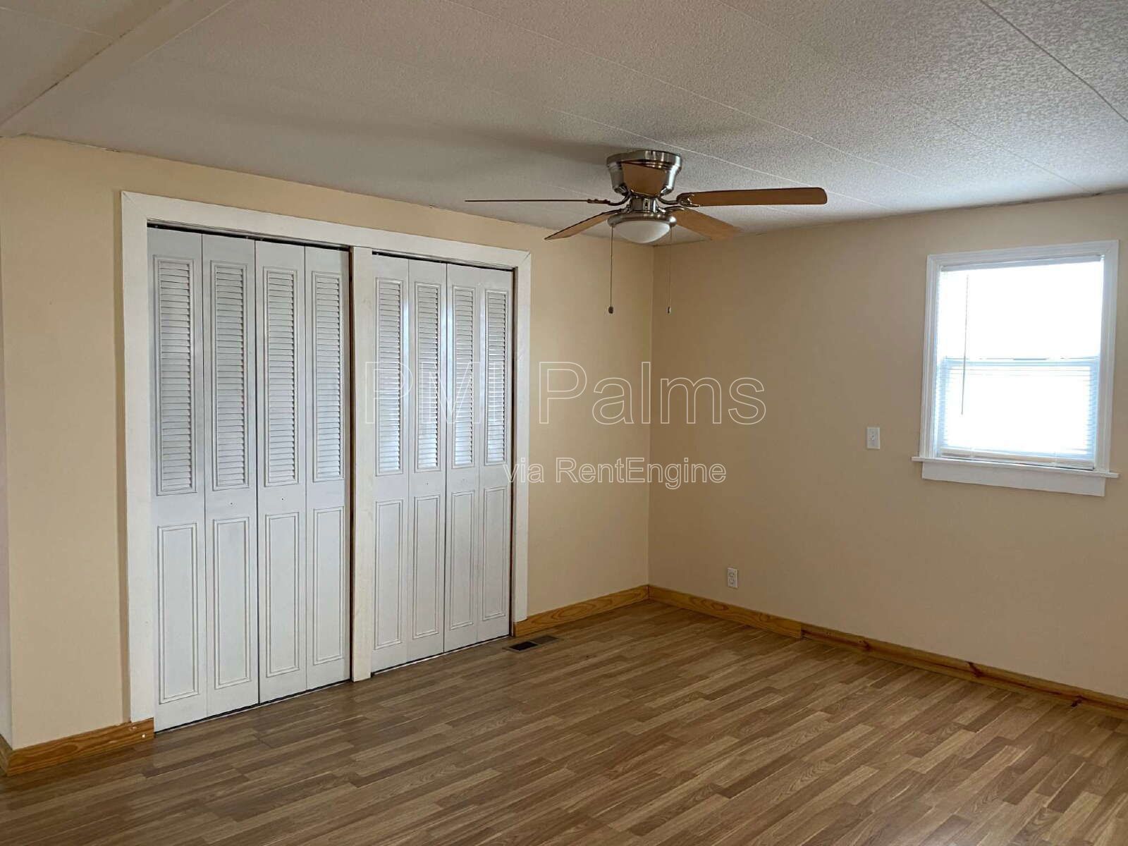 Spacious 3 bedrooms and 2 bathrooms with living room, dining room and family room! property image