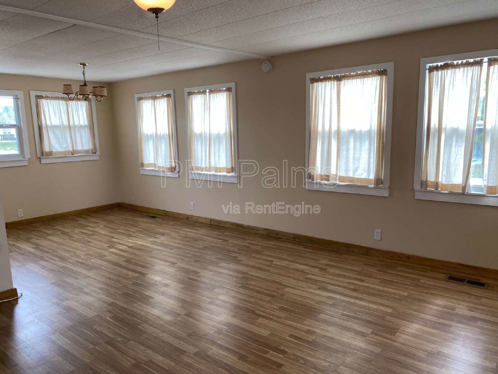 Spacious 3 bedrooms and 2 bathrooms with living room, dining room and family room! property image