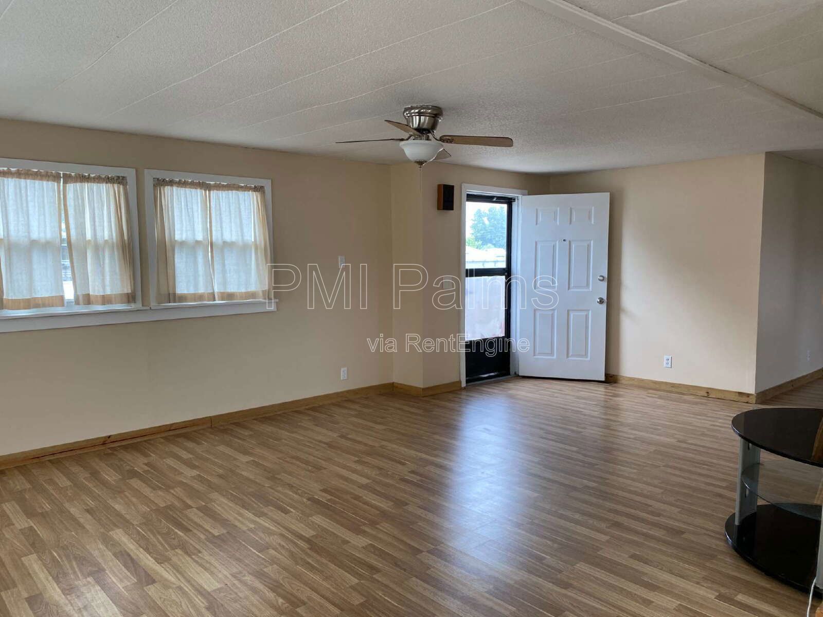 Spacious 3 bedrooms and 2 bathrooms with living room, dining room and family room! property image